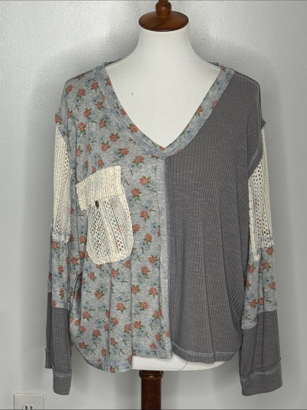 POL Adorable Gray Floral & Knit Patchwork Long Sleeved V-Neck Top